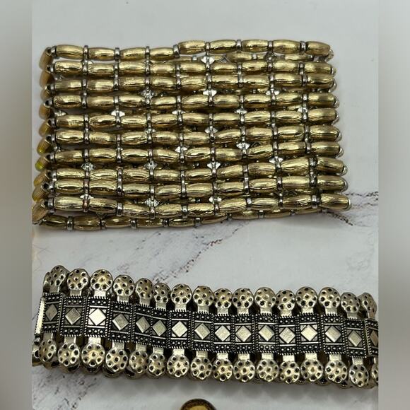 10 assorted style gold tone bracelets - Picture 11 of 12